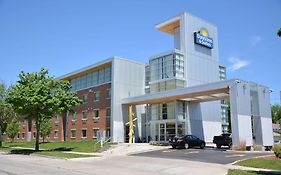 Days Inn And Suites Milwaukee