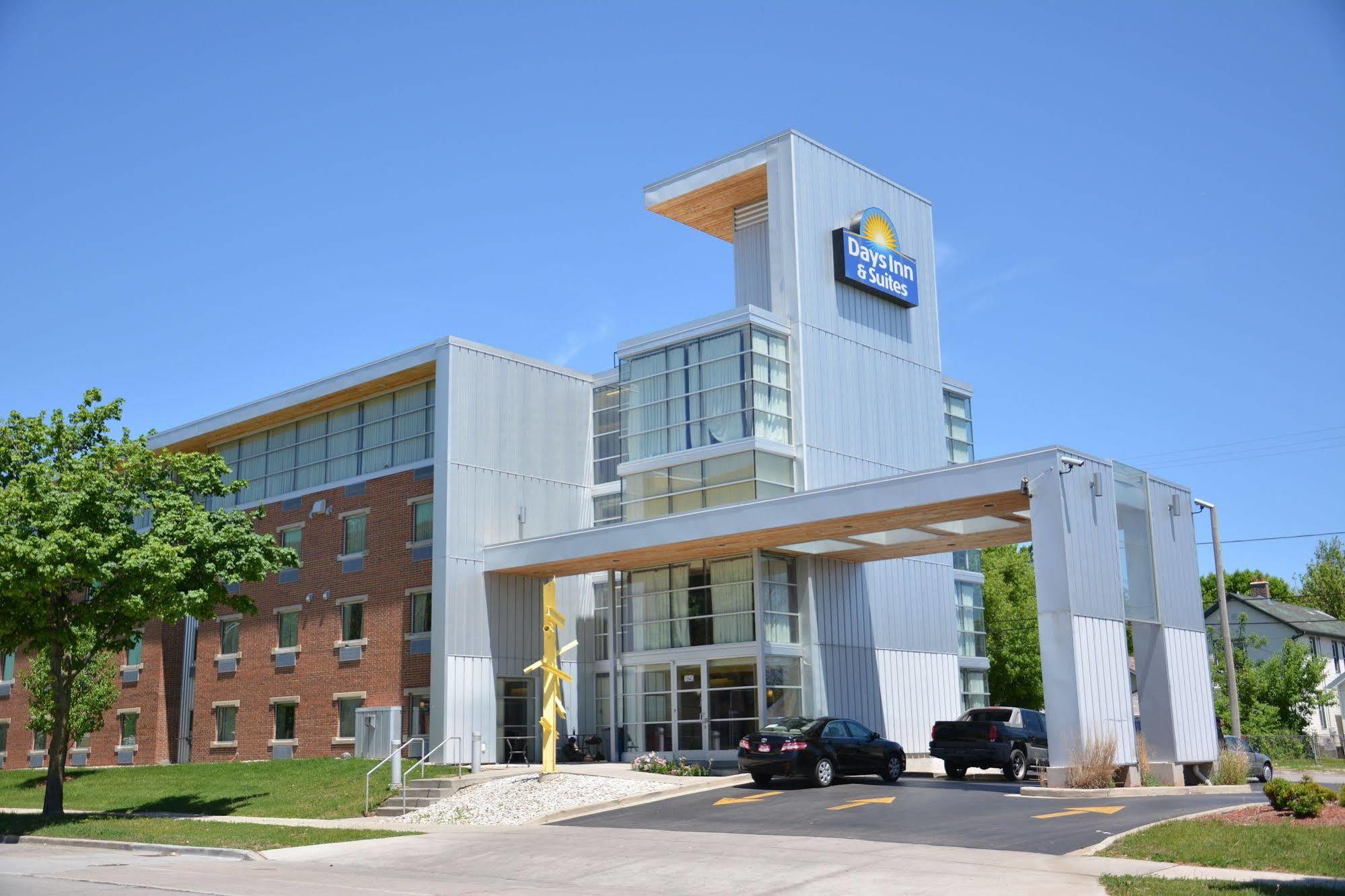 Days Inn & Suites By Wyndham Milwaukee Exterior photo